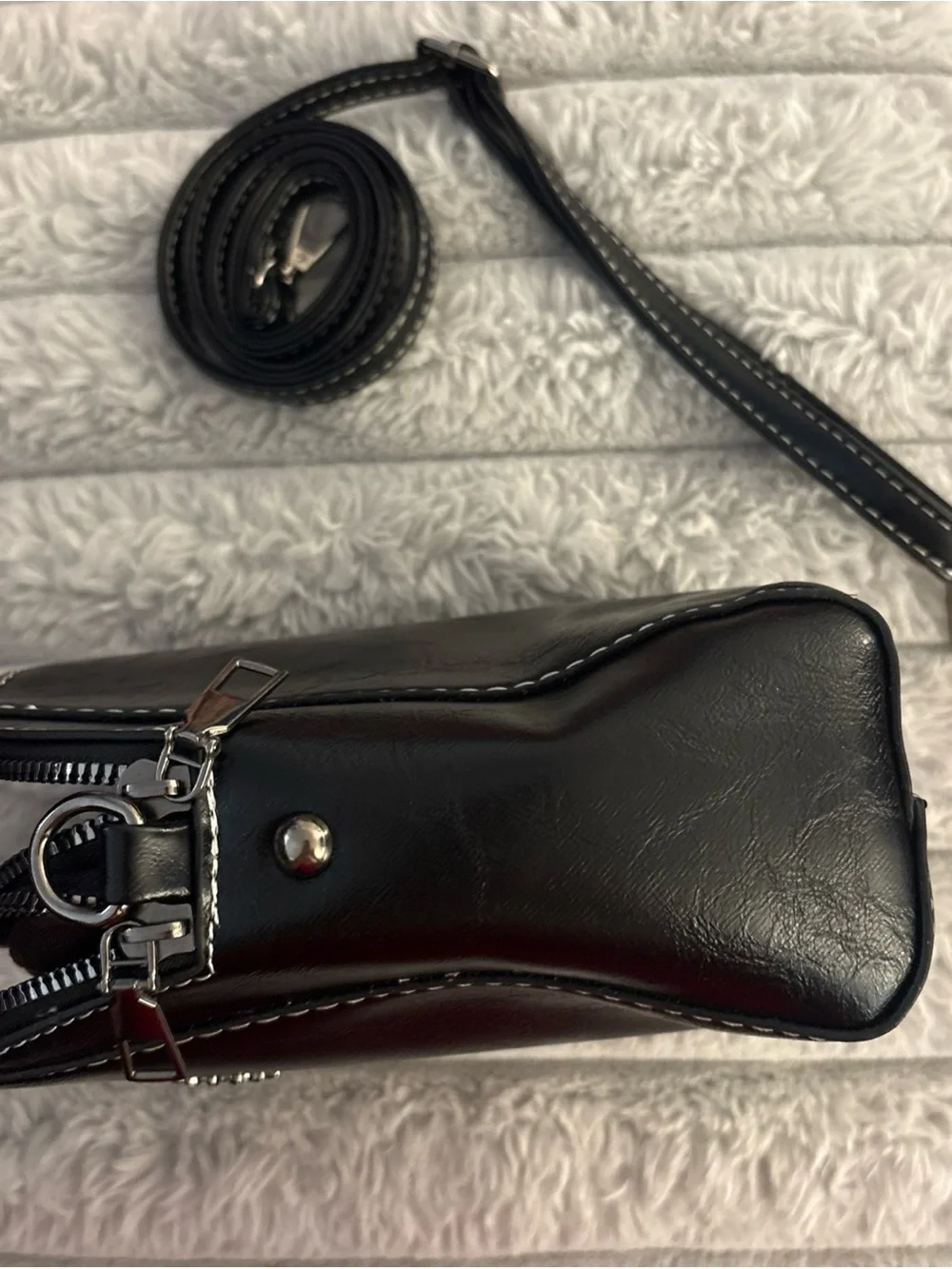 The Unbranded Brand sleek black